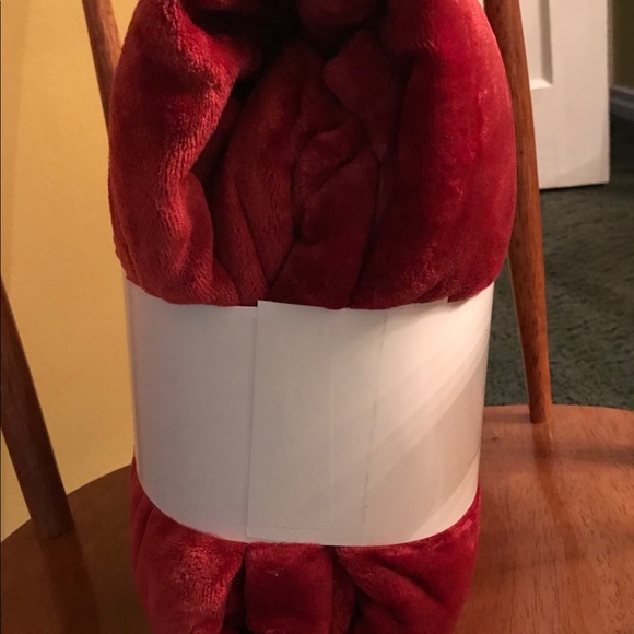 Calvin Klein Oversized Twin Blanket- Burgandy❄️ - Picture 2 of 3